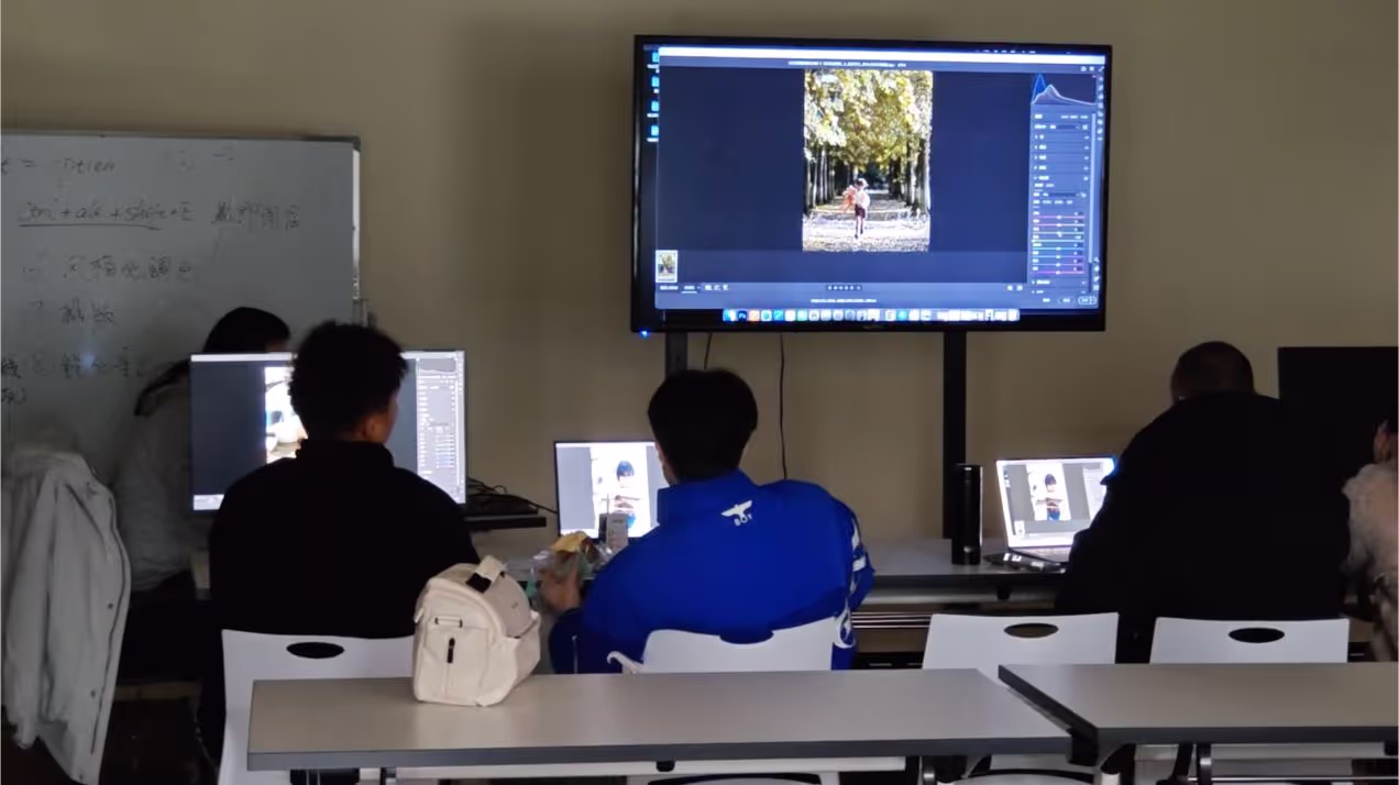 学员在树莓课堂现场学习图片后期处理的知识点