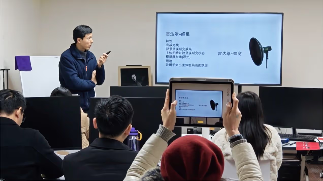 骆来权老师在课堂上深刻讲解补光器材有哪些
