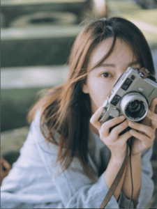 学员摄影作品-手持相机的女孩