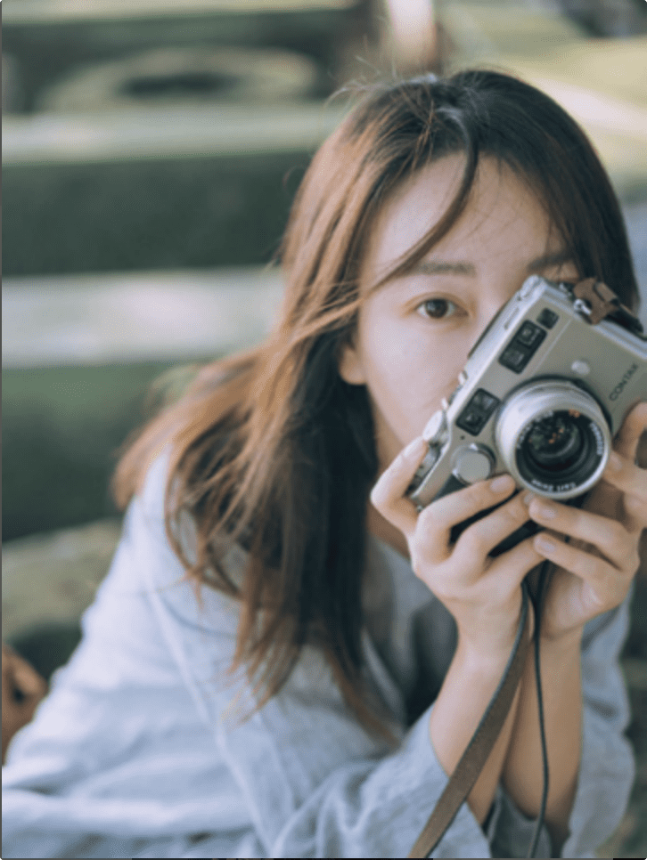 学员摄影作品-手持相机的女孩