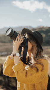 学员摄影作品-正在拍照的女生