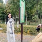 学员拍摄人像模特在银杏叶现场