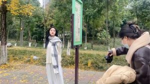 学员拍摄人像模特在银杏叶现场