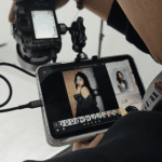 摄像老师正在教授视频拍摄实操