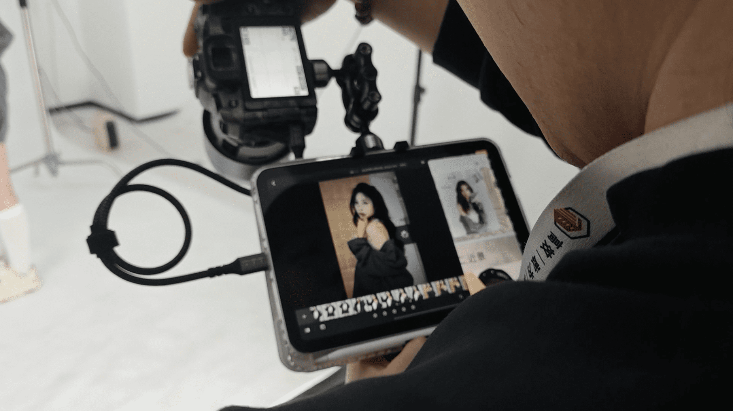 摄像老师正在教授视频拍摄实操